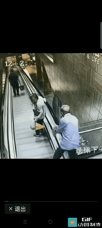 老头老太逛完商场，
正准备坐自动扶梯下一楼回家。老头突然心血来潮，想回味一下童年