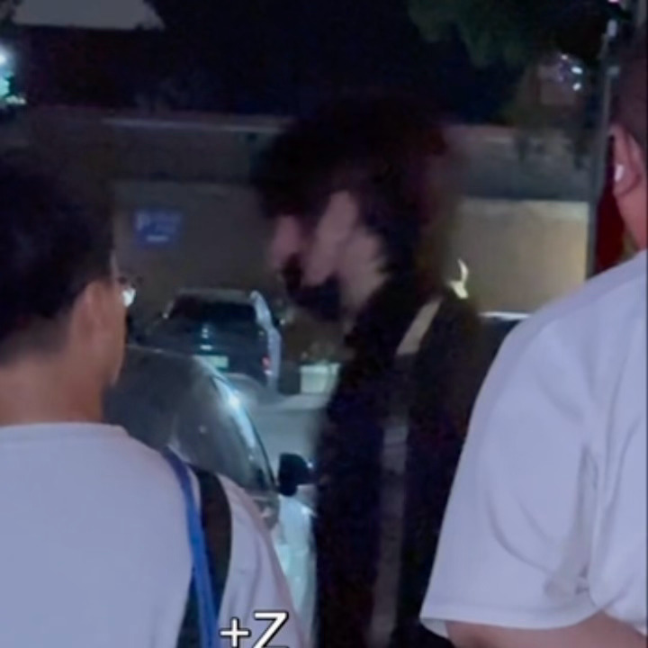 甚至下楼梯的时候特地把反戴的帽子摘下来了 头发长长了 更白了 练完舞之后变成粉白