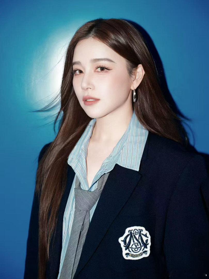 阚清子学姐你太美好了阚清子美式学院证件照 真的被这组硬控了三分钟，冷调蓝色背景衬