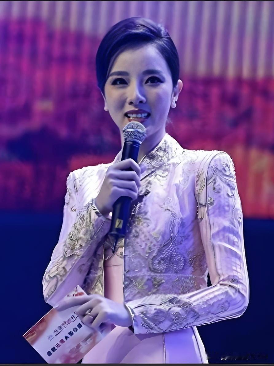 央视主持人李思思，端庄优雅，气质出众。从春晚舞台到各类大型晚会，她以专业素养与知