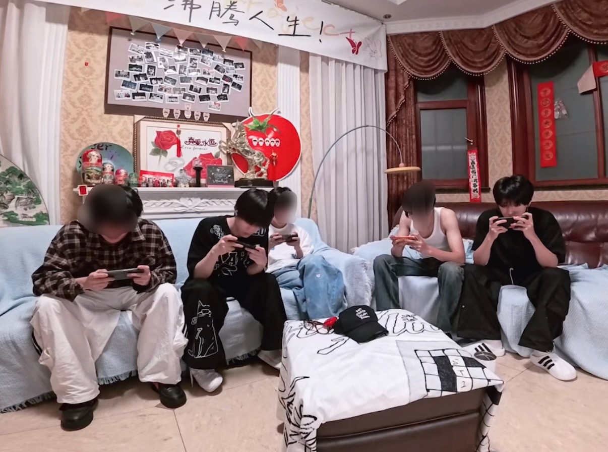 朱苏  棍铲快钻手机屏幕里去了两身纯黑在人群里依旧显眼 