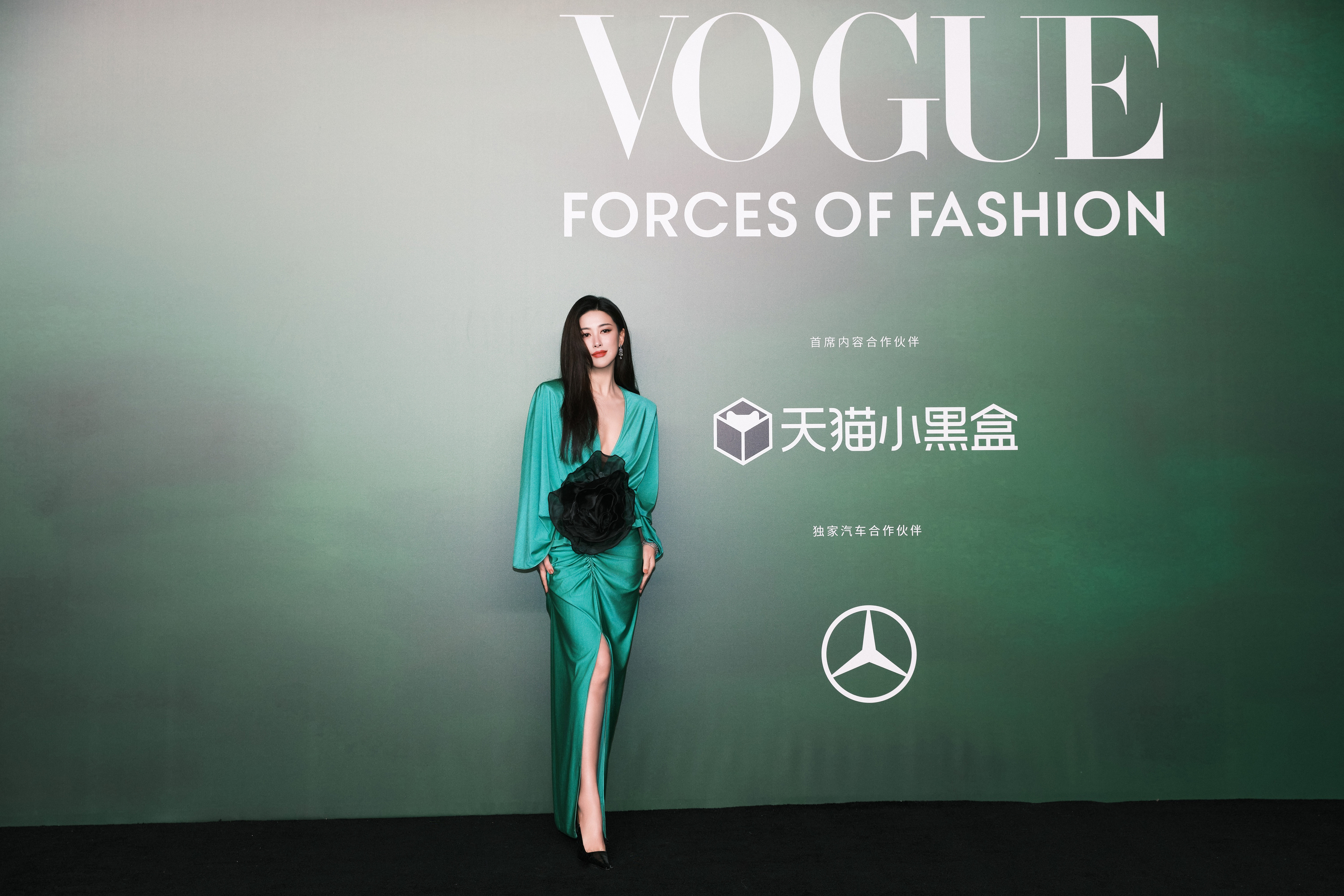 朱珠胸前好大一朵黑玫瑰  Vogue盛典红毯焦点非朱珠莫属！胸前黑玫瑰装饰极具设