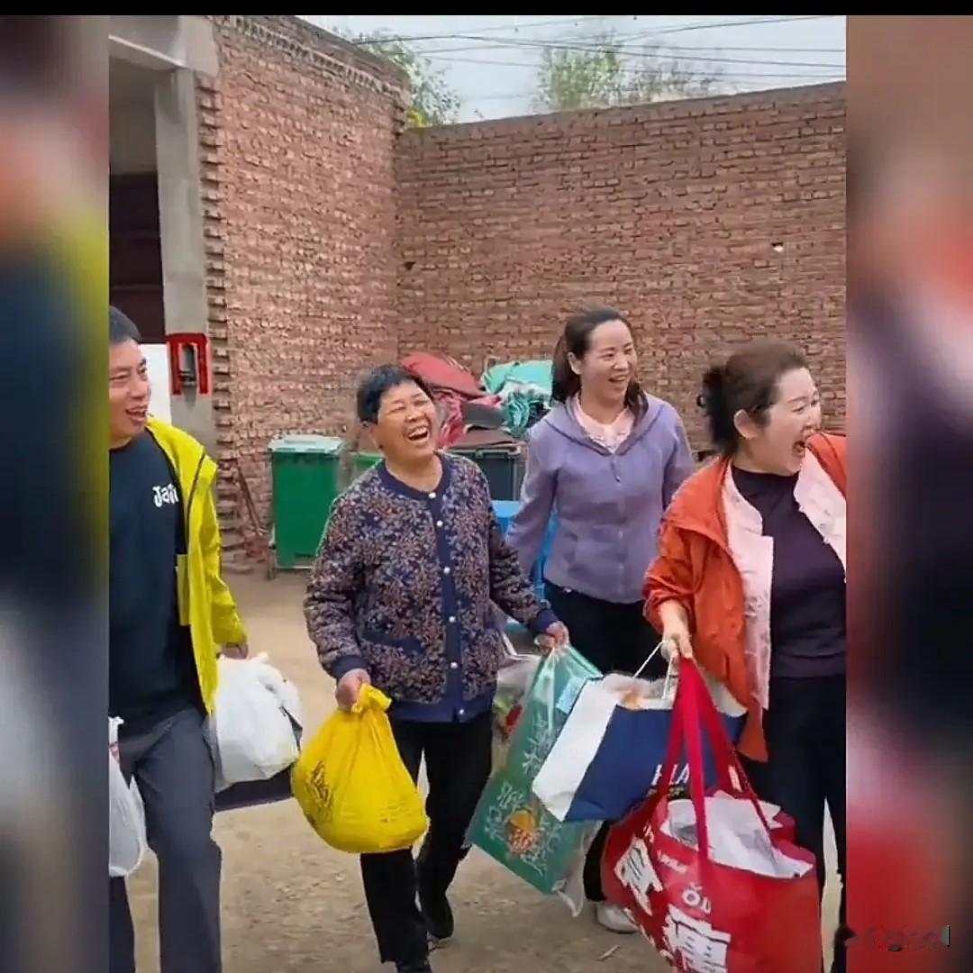 华强夫妻俩陪着二霞回婆家，二霞带了大包小包的吃穿用品，婆婆见状又是一番夸赞。
