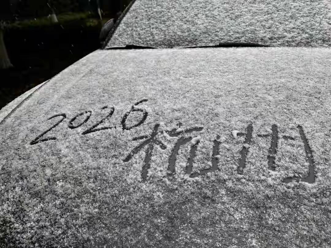 当人们提到杭州西湖，总会想到那一池碧水、十里画廊般的景色，以及那千年古韵中的动人