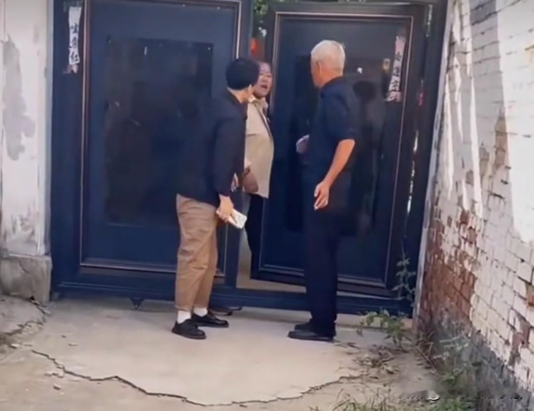 大衣哥朱之文刚刚演出回家休息，很多粉丝就找到家里敲门，大衣嫂有些生气，居然门都没