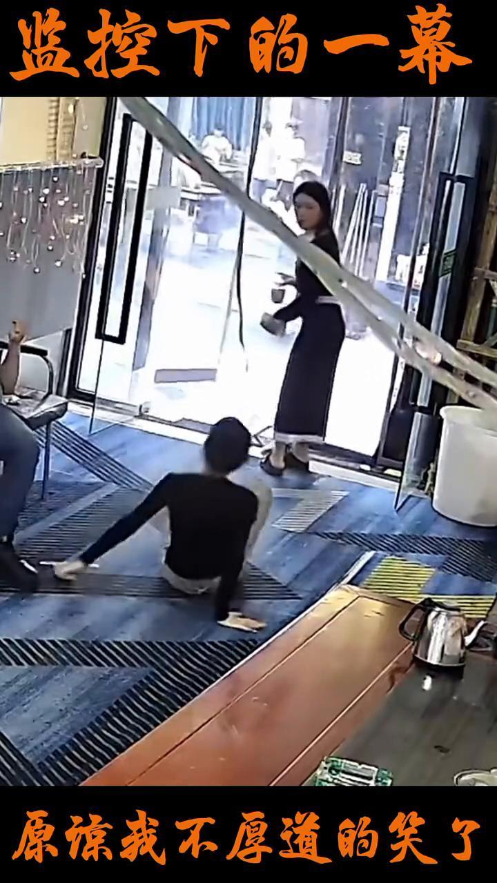 监控下的一幕，原谅我不厚道的笑了。
这是什么造型？挺别致，非常六。