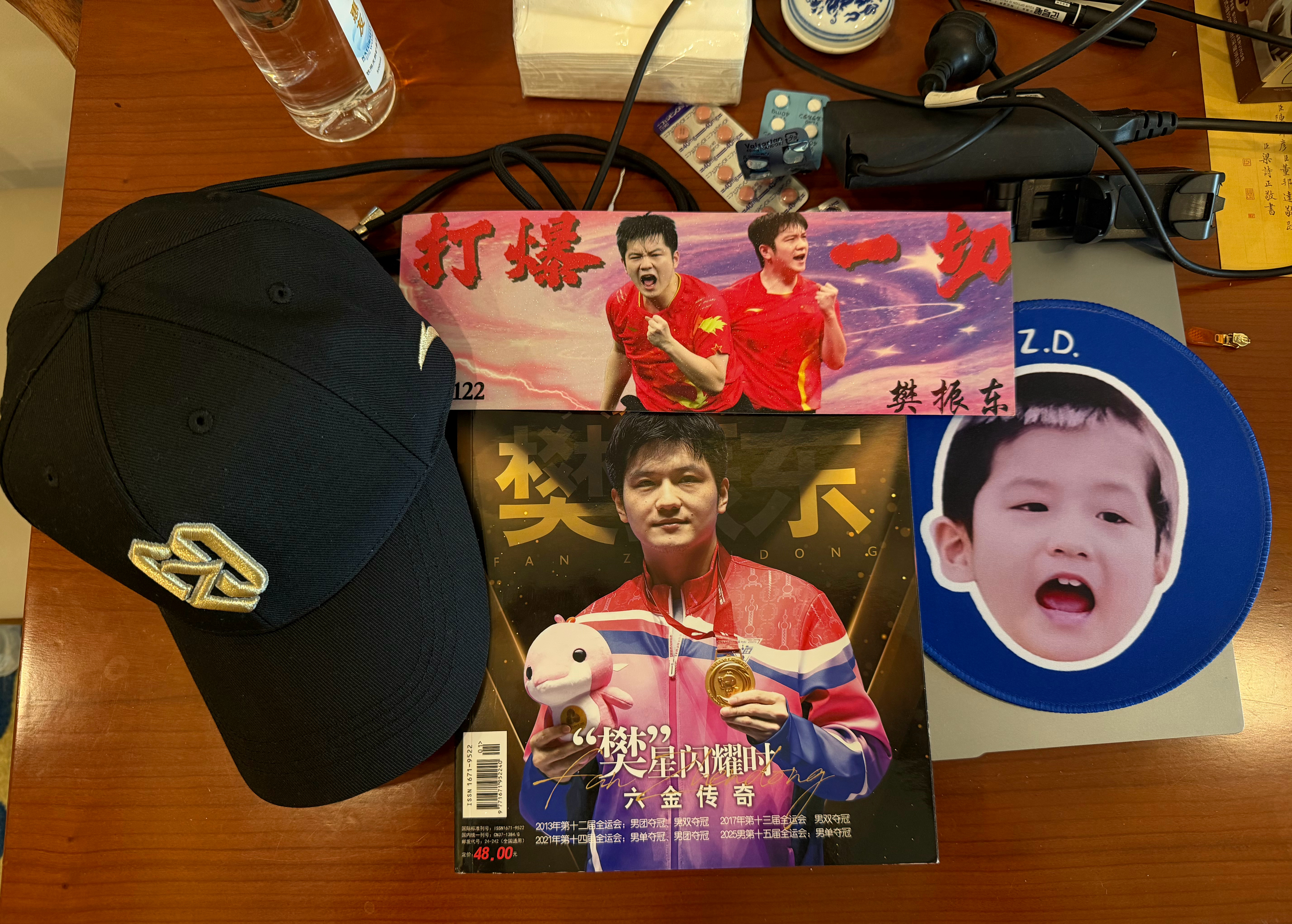 小胖粉丝来到基地，送给我一点小礼品，非常喜欢这帽子非常好，我会经常戴着。  我也