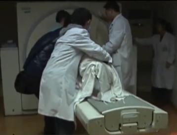 浙江义乌，男子突发心梗离世，12位债主拿着160万欠条登门讨债。前妻说：我们早已