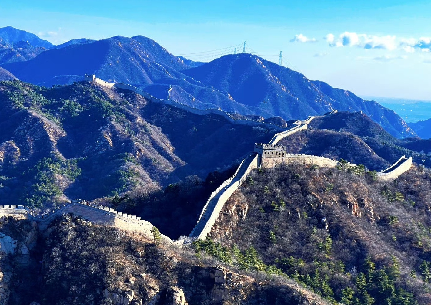 毛泽东《十六字令三首》山，快马加鞭未下鞍。惊回首，离天三尺三。山，倒海翻江卷巨澜