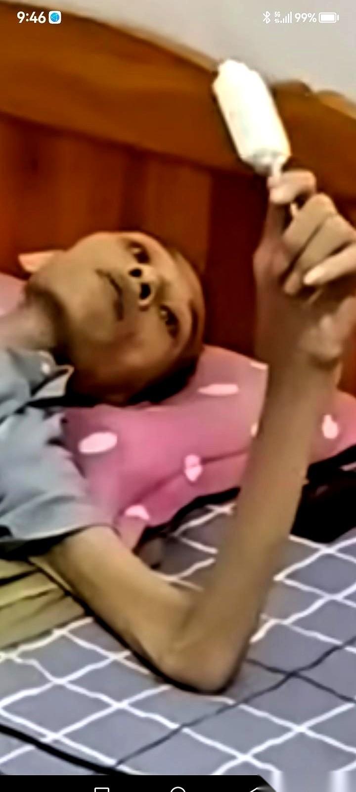 我赶到的时候，我公公的脸和脖子……还是温的。
就在两天前，瘦得只剩一把骨头的他，