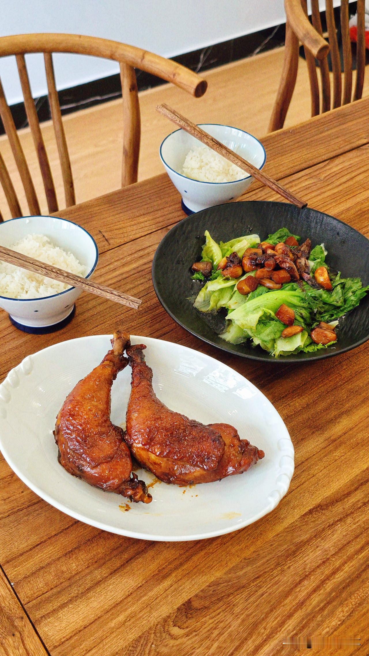 广东俩公婆的午餐，一人一个鸡腿，简简单单，好好吃饭[可爱]