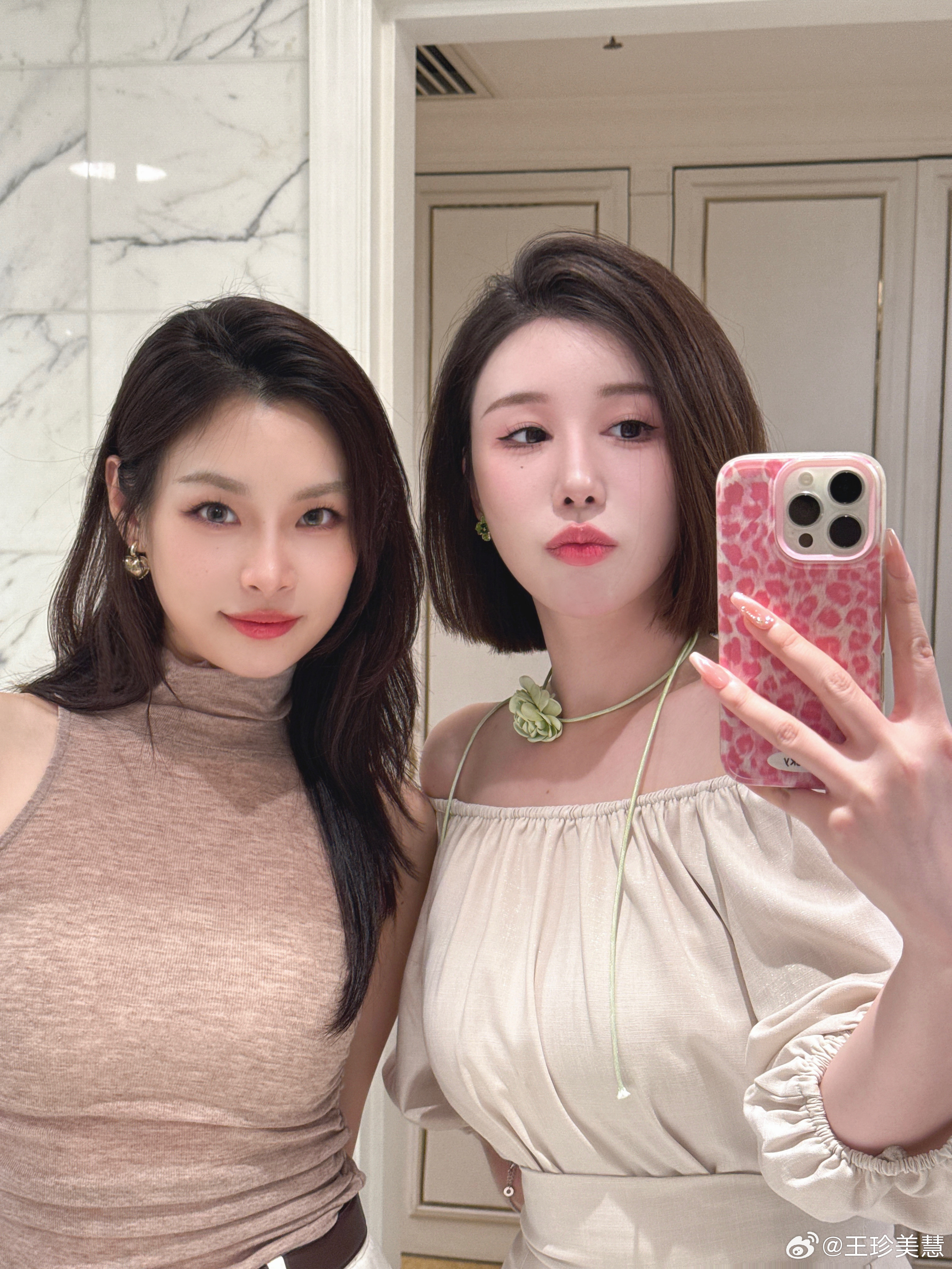昨晚的自拍，忘记发了哎～我怎么认识这么多美女呀[doge] ​​​