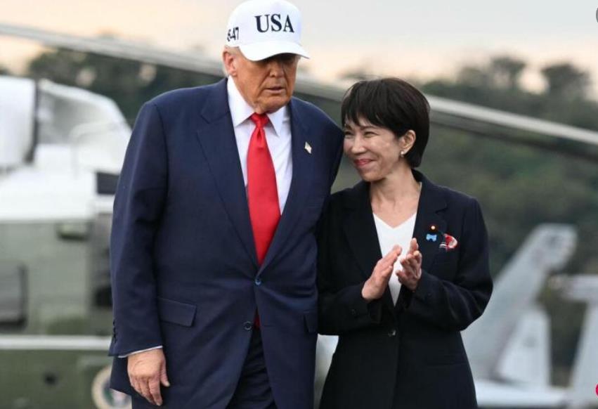 舔美、跪美众生相。
看看这些所谓发达国家的领导人，见了美国佬没有一丁点骨气和脾气