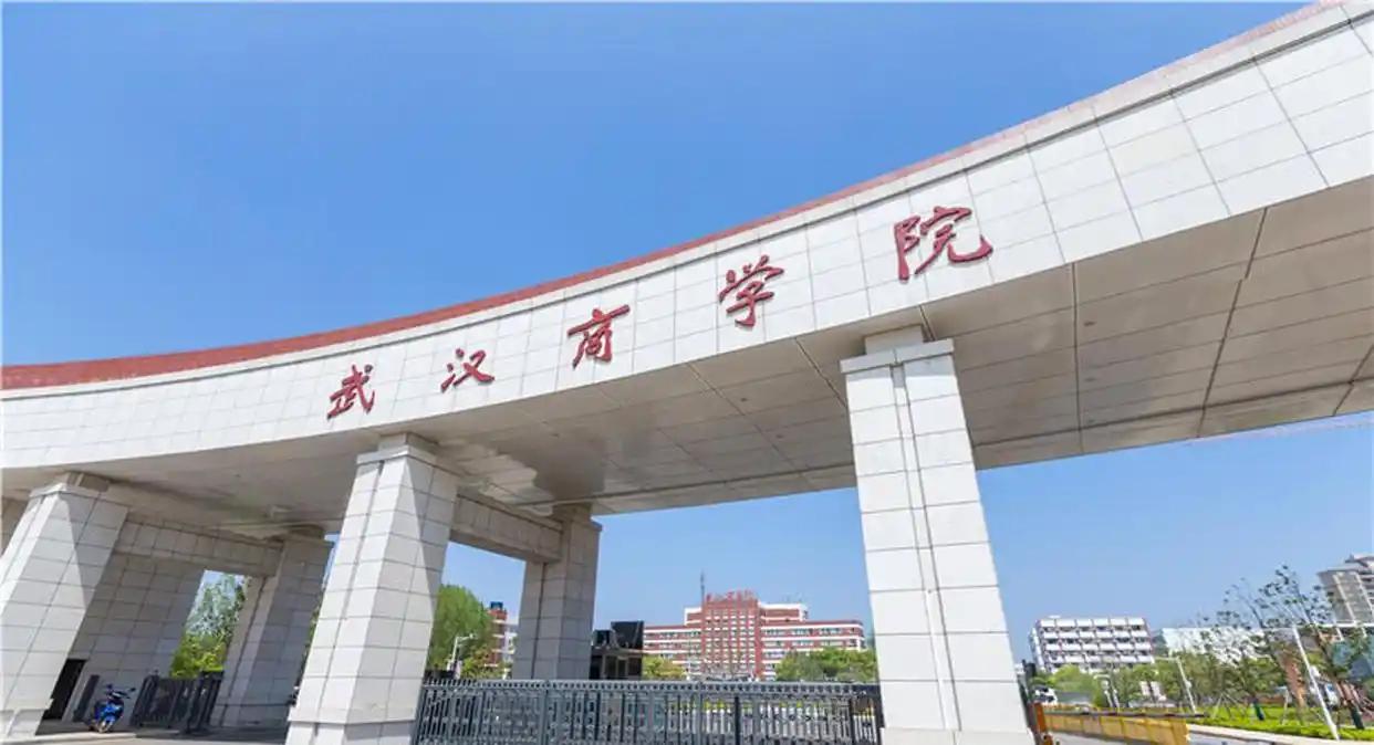 武大和华师对市民敞开校园大门的举措很受欢迎，武汉商学院紧随其后将校园对市民开放后