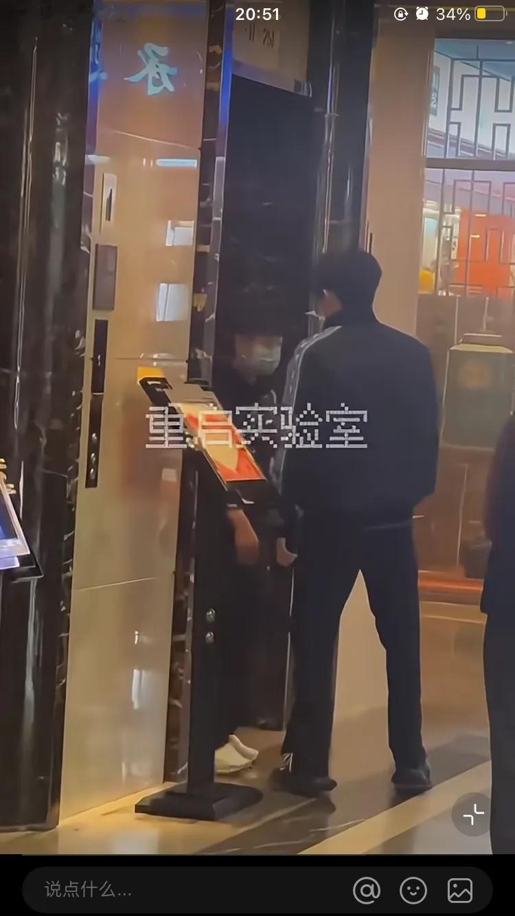 她哥看到她出电梯
不仅没让路
甚至还往前走了一步
还垫了垫脚
看到小豆包
真的是