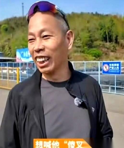 牙哥聊起他徒弟张雪，上来就一句：“我所有徒弟里，就他没外号。非要起一个，就叫‘傻