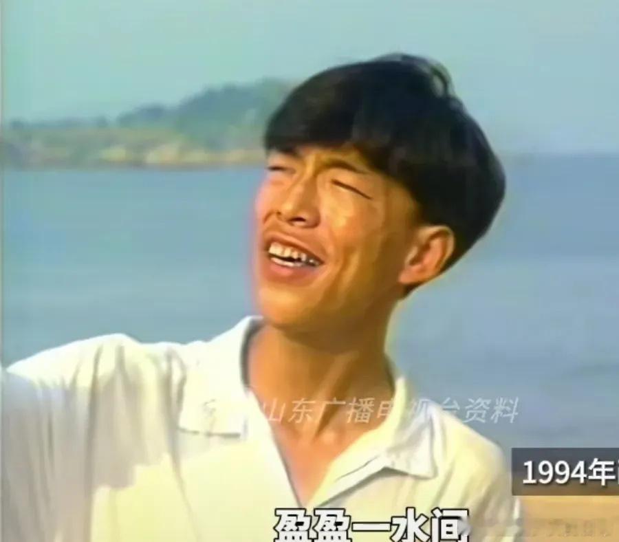 黄渤30年前的样子被网友扒出，年轻时候的黄渤长相真心一般，好在他二次长开了[允悲