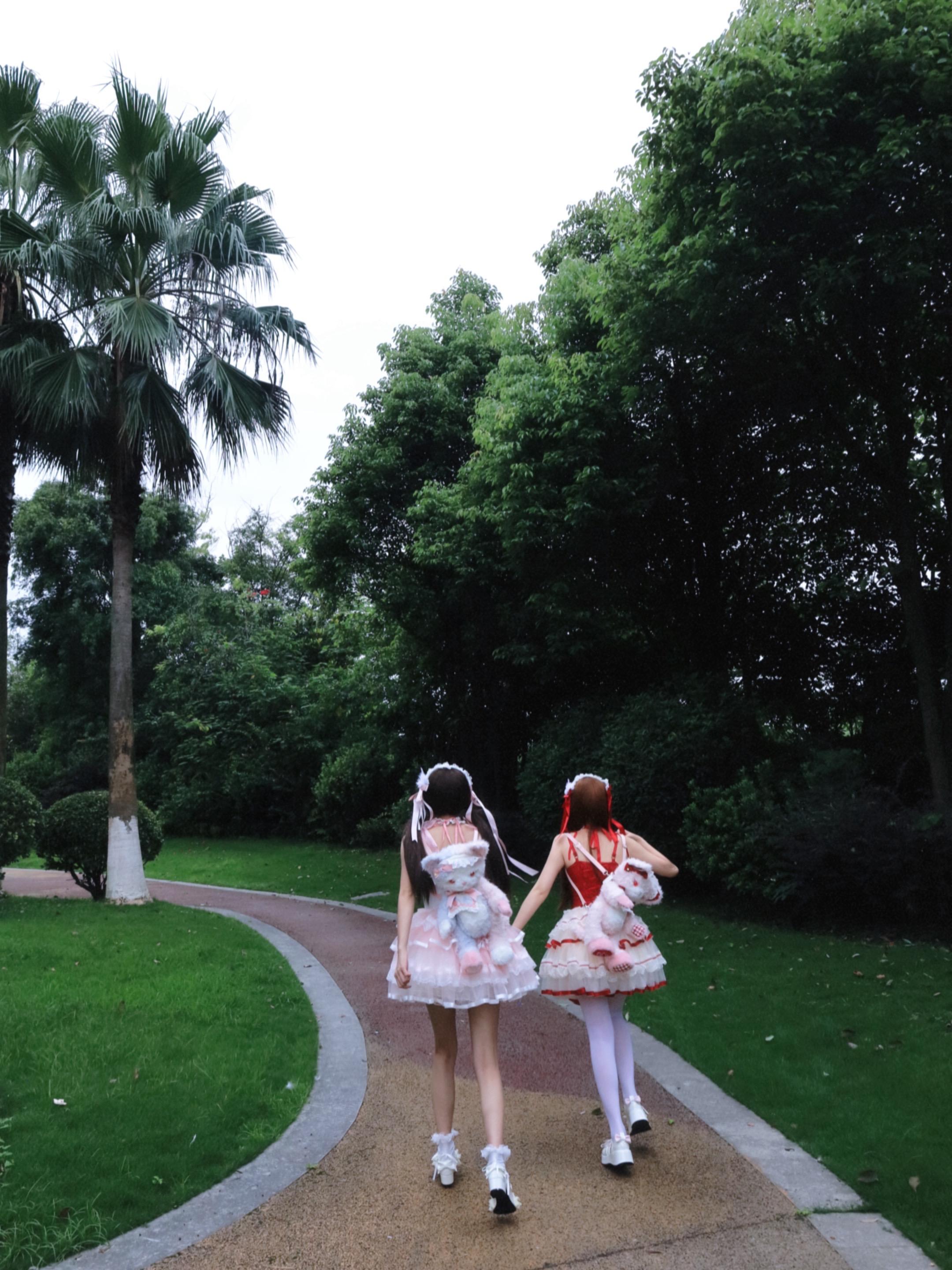 我们应该坐在一起发很久的呆 然后说人类好无聊 这个地球完蛋了 你点点头