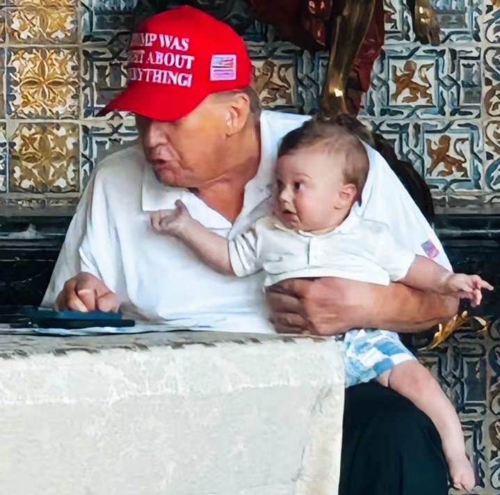 特朗普和抱着的小孩面部表情，是不是有点神同步啊？
两人的嘴型是不是有点像啊？
两