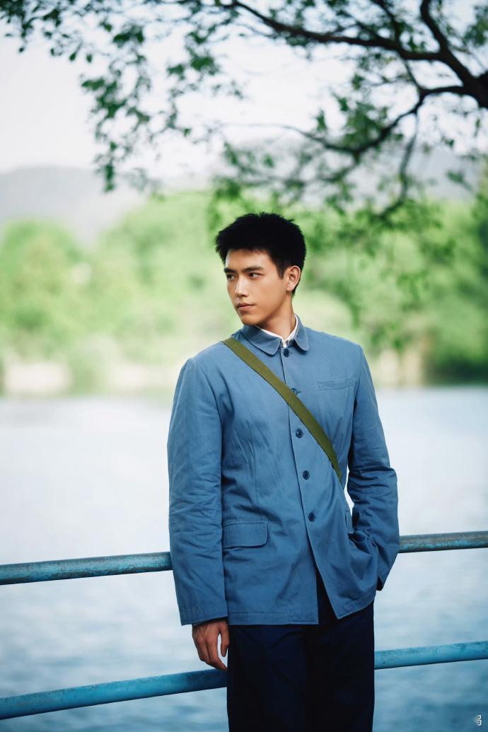 七十年代又争又抢的男主来了 七十年代里，他是出了名的“刺头”，争荣誉、抢风头毫不