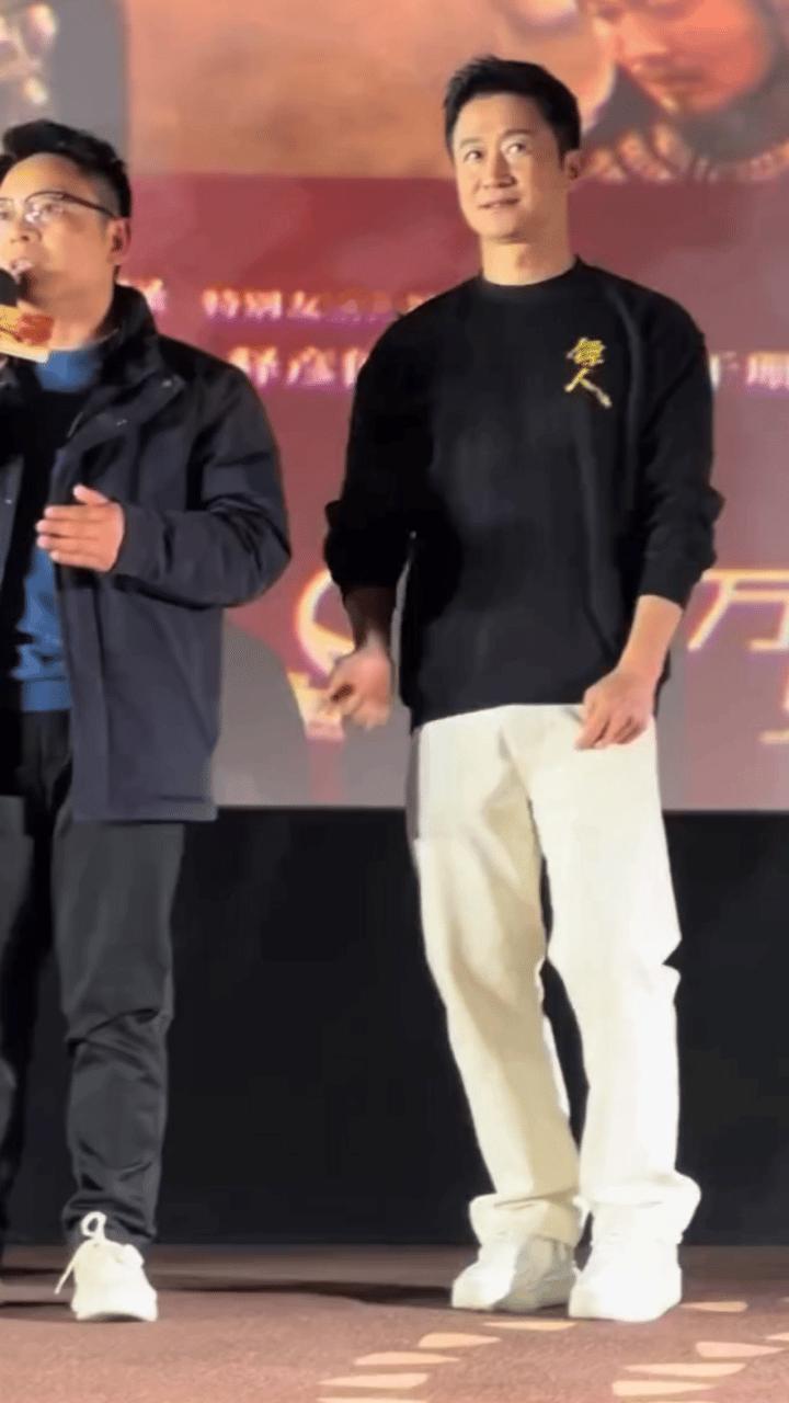 明目张胆的摸鱼吴京 领导讲话我施法