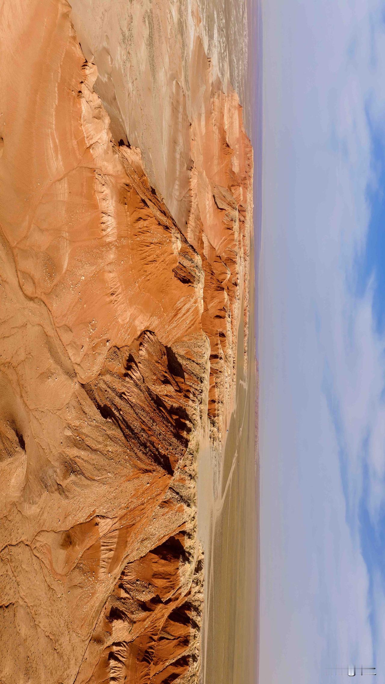 四子王旗大红山，宛如大自然隐匿于草原深处的瑰宝！它亦被称作脑木更山，是一处丹霞地