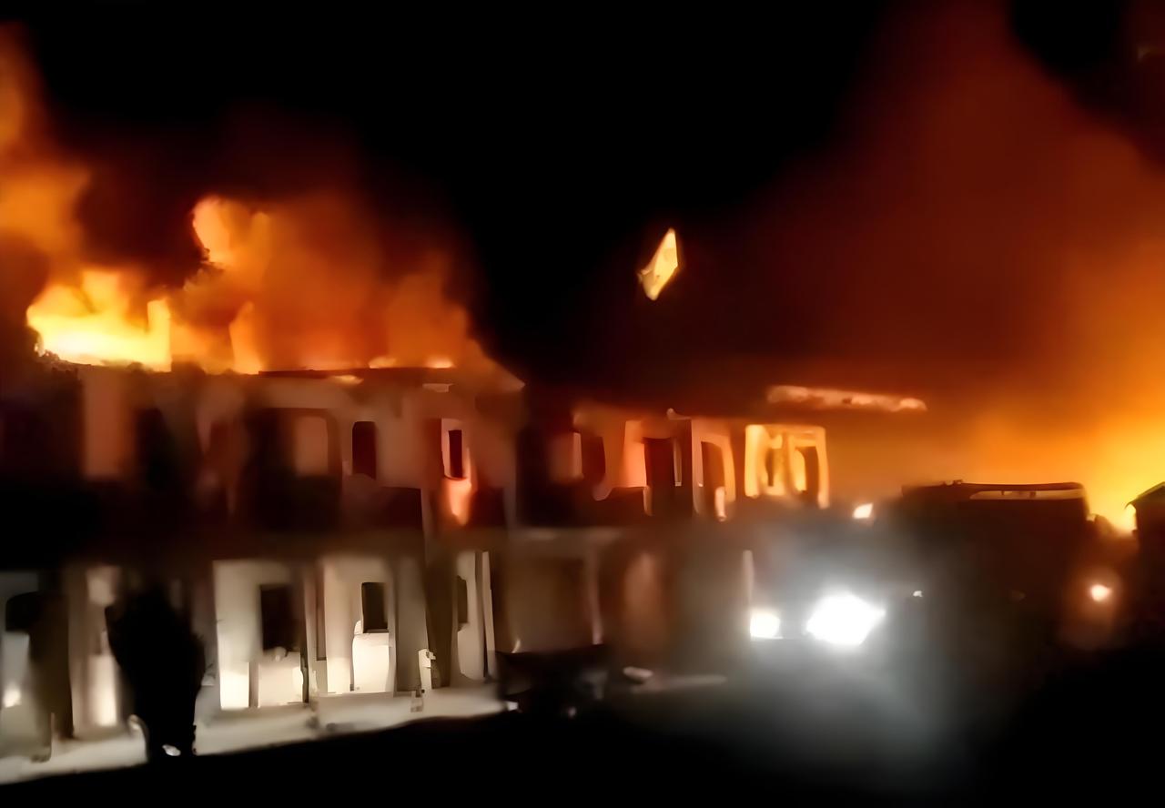 16日晚，阿富汗政府发言人穆贾希德在社交媒体发文表示，巴基斯坦军方当晚再次空袭阿