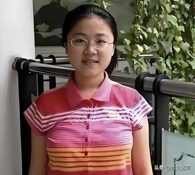 她是全国唯一两届省级文科状元。第一次高考后她以668分的成绩被北大与港大轮流上门