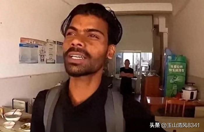印度博主Koushik，“印度要饭哥”，网上争议特别大，这人说白了就是靠消费中国