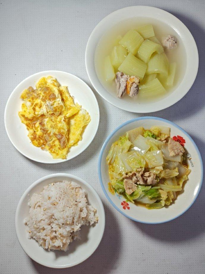 晚饭，瘦肉小米滚白瓜汤，瘦肉辣炒大白菜，萝卜干煎蛋。

昨天在荔塱买了两条白瓜，
