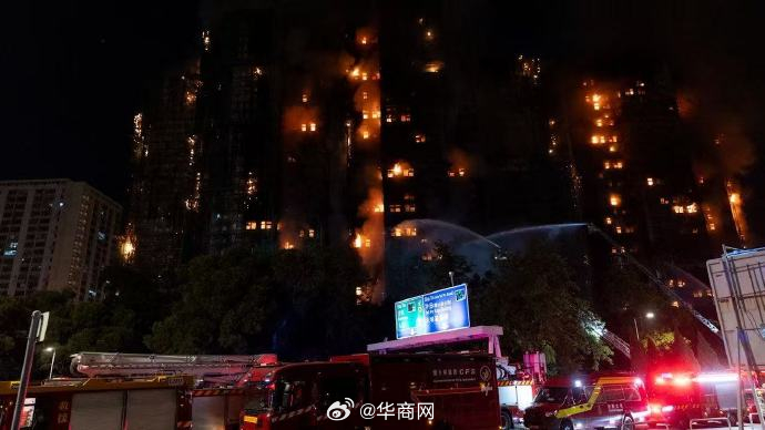 【#香港至少13所学校因火灾停课#】#香港火灾已致44人遇难# 11月26日晚，