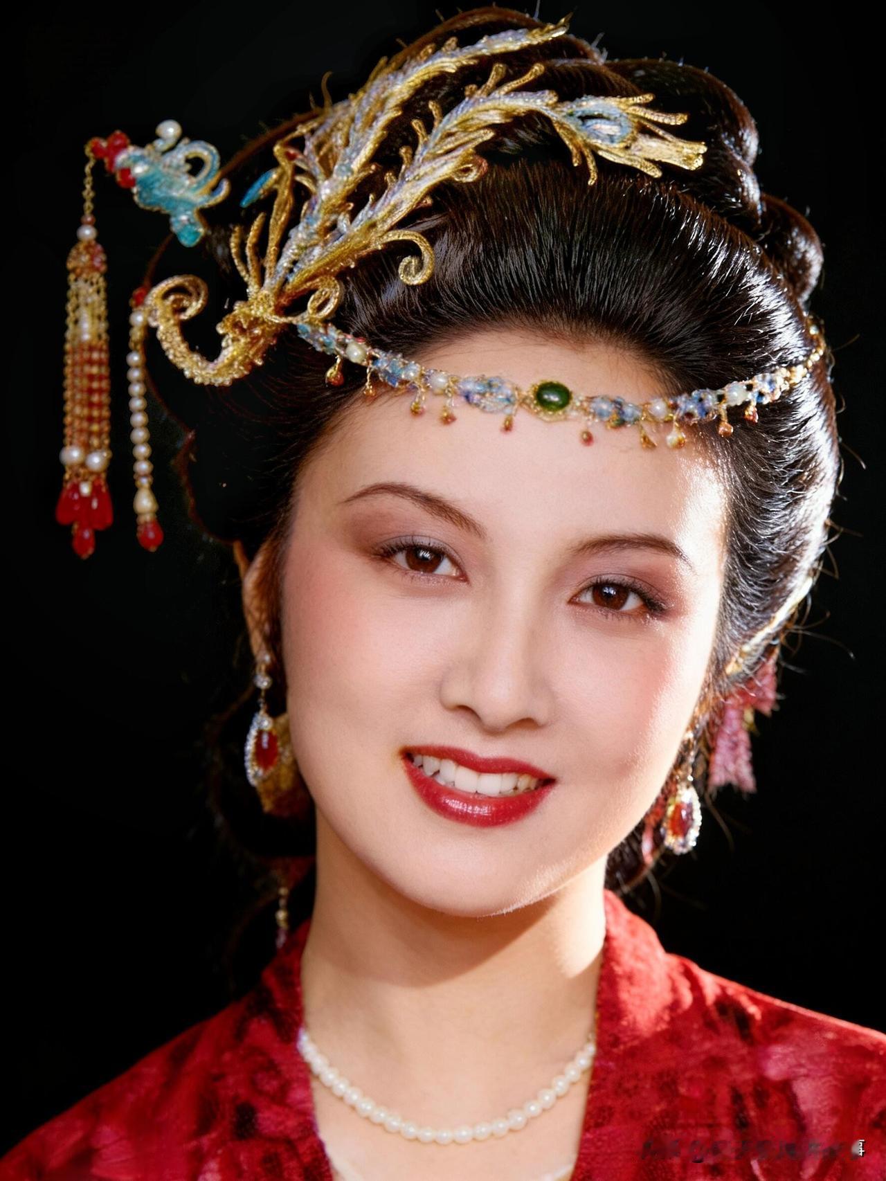 一组王熙凤高清修复剧照，眉梢藏戏骨里藏霜，就算不提前说角色，单看眉眼眼神妥妥贵族