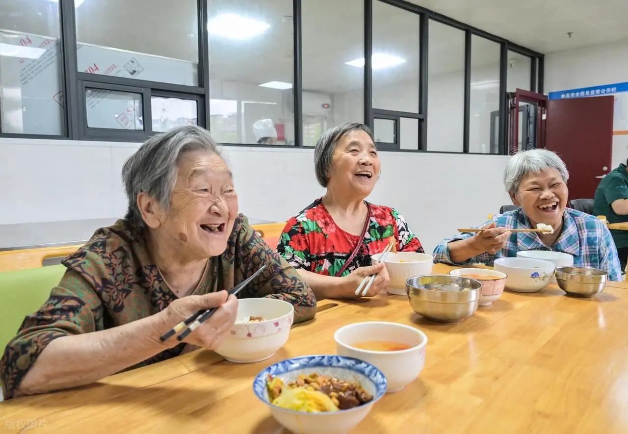能把人留下的地方，靠的全是“笨功夫”。
广西北海，2025年冬天迎来40多万“候