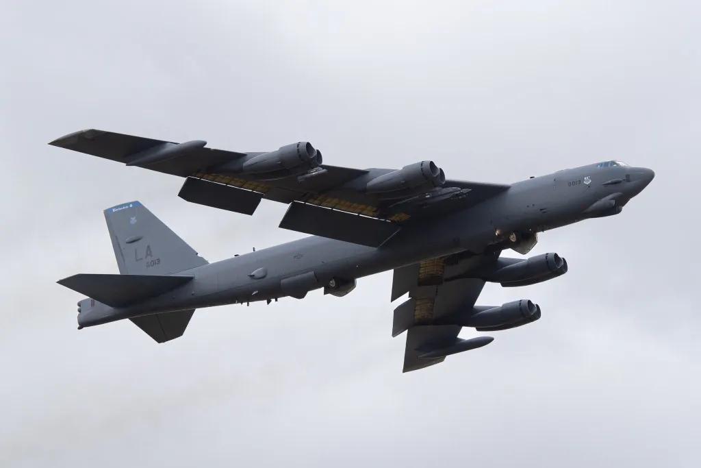 最近英国当地航空摄影爱好者拍到六架B-52H分三批离开了皇家空军费尔福德基地。但