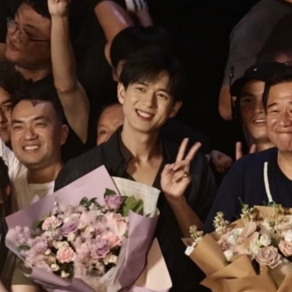 雾里青杀青lx李现孟弗渊     李现不止长得帅，演戏自带故事感，长期期待《雾里