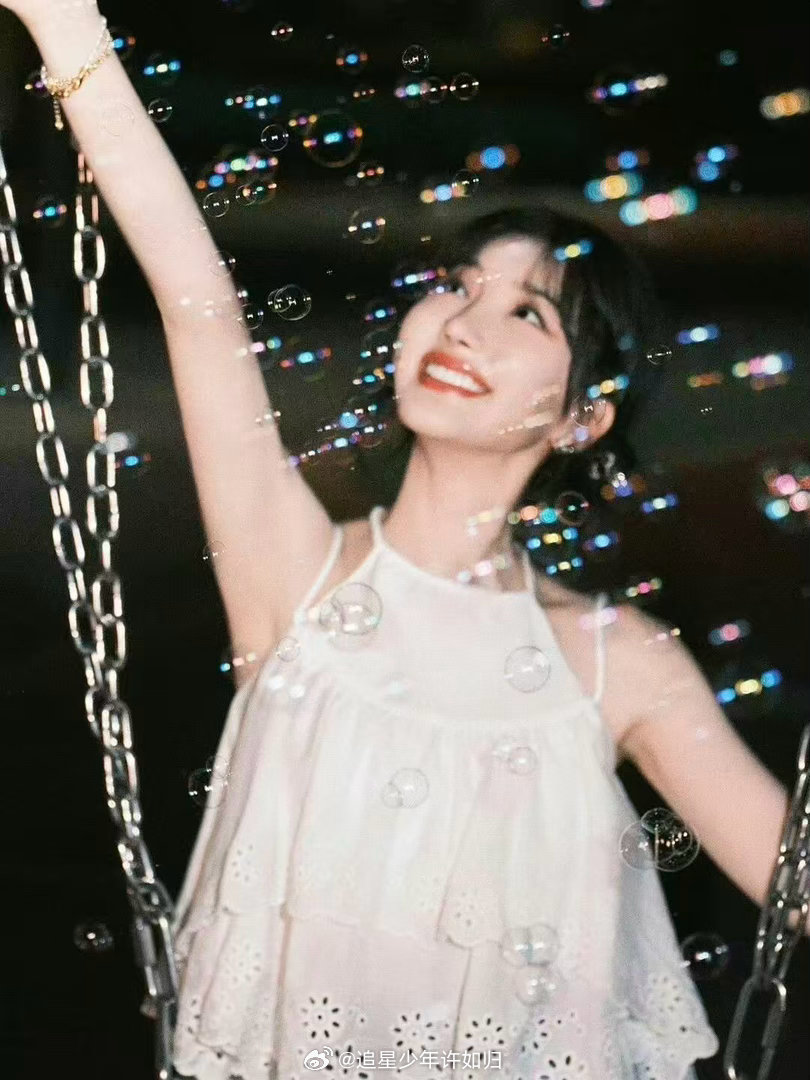 毛晓彤嫩黄抹胸长裙亮相白玉兰 嫩黄长裙配白皙皮肤，毛晓彤这身造型真的太适合她了！