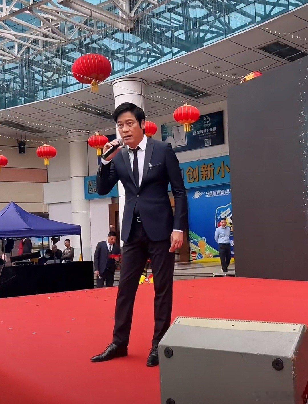 感觉港星老了之后都挺喜欢出来接这种小舞台商演的，一个万梓良一个罗嘉良，还有个吴志
