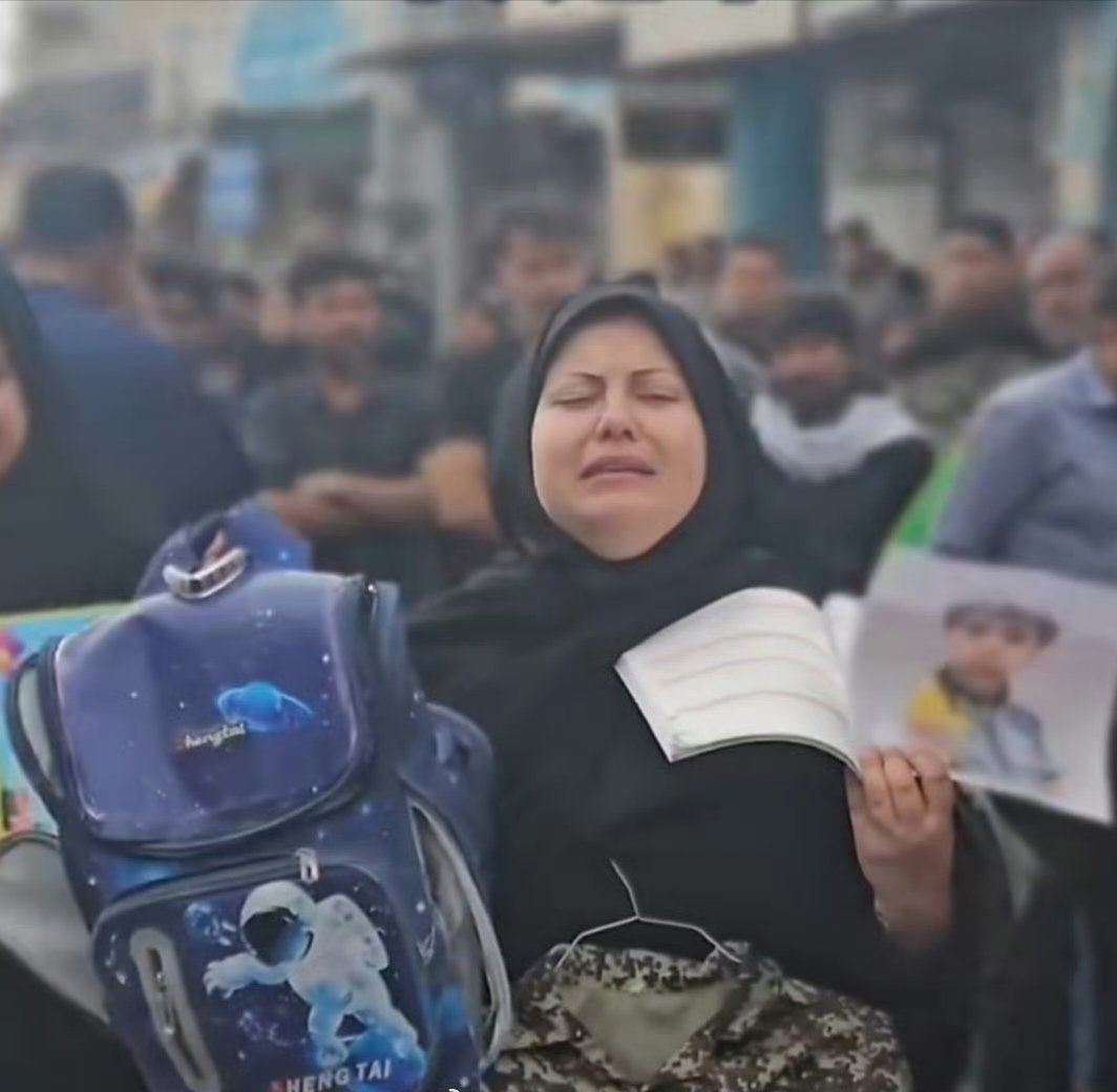 伊朗165名女小学生遇难下葬画面伊朗学校葬礼上的中国书包令人心碎 孩子没了，书包