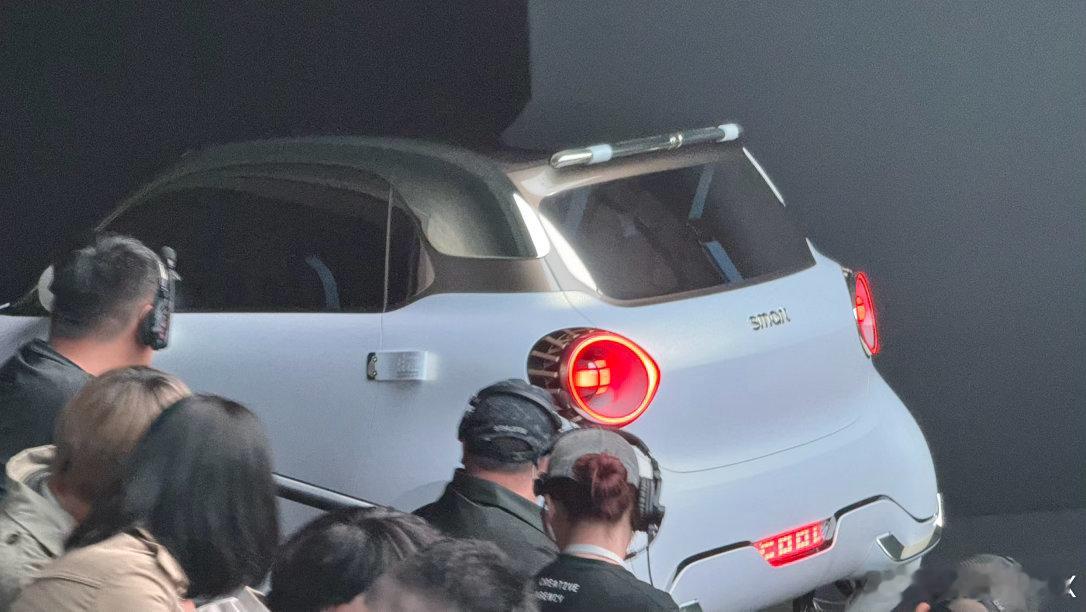 扑街smart……就出来亮相一下，然后自己开走了….服！想拍视频都拍不到（一直在