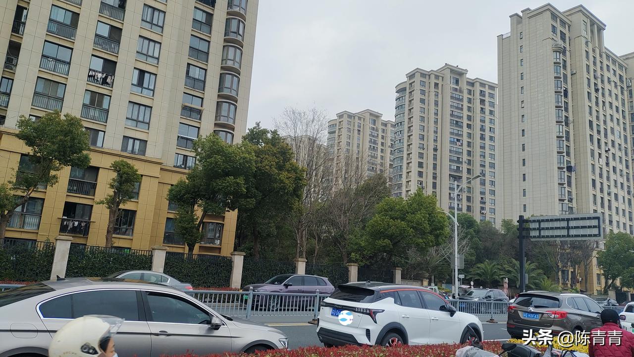 走路锻炼身体。今天是艳阳天，吹的风都是温柔的，走过这个小区，就来到了蠡口家具城，