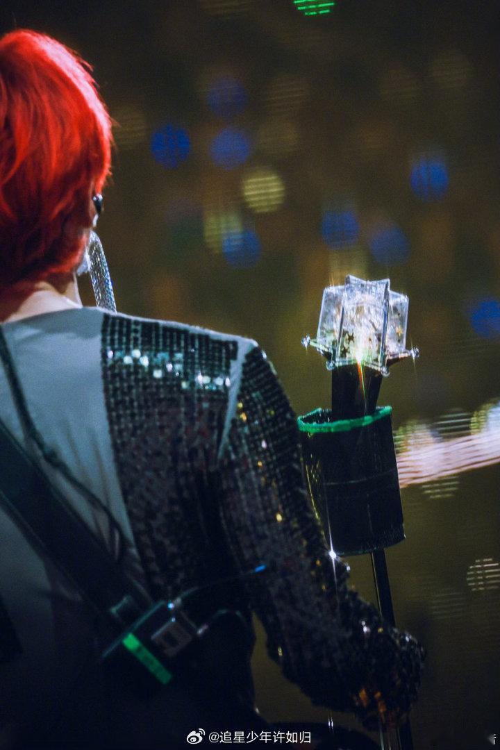 李荣浩真转我五百了 建议把这个名场面纳入演唱会史册。人家去看live是听《模特》