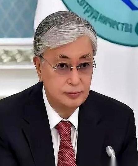 太扎心了！哈萨克斯坦本以为自己是地缘牌桌上的聪明玩家，手握两把好牌，夹在大国之间