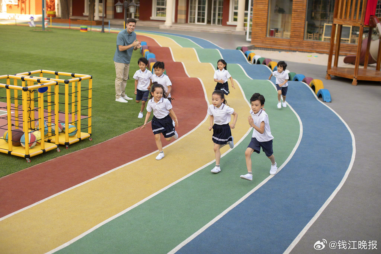 【潮评丨#别再让体育老师无端生病了#】近日，教育部发布消息称，2026年将深入实