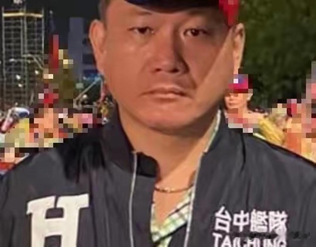 国民党老将阎泰利，最近干了件硬事。
党不让他选，他回头就把自己竞选广告牌上的“国