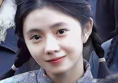 在当下这个被“颜值通胀”裹挟的时代，社交媒体上充斥着千篇一律的“完美脸蛋”，精修