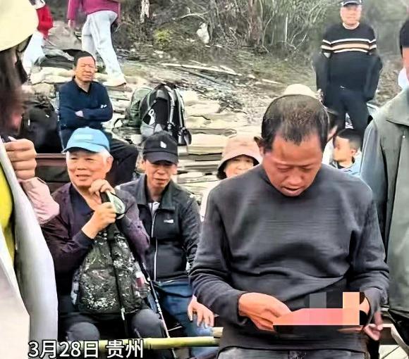 泪目！”贵州梵净山，两名轿夫坐在路边，眼巴巴看着游客一个个走过，没人停下来，一年