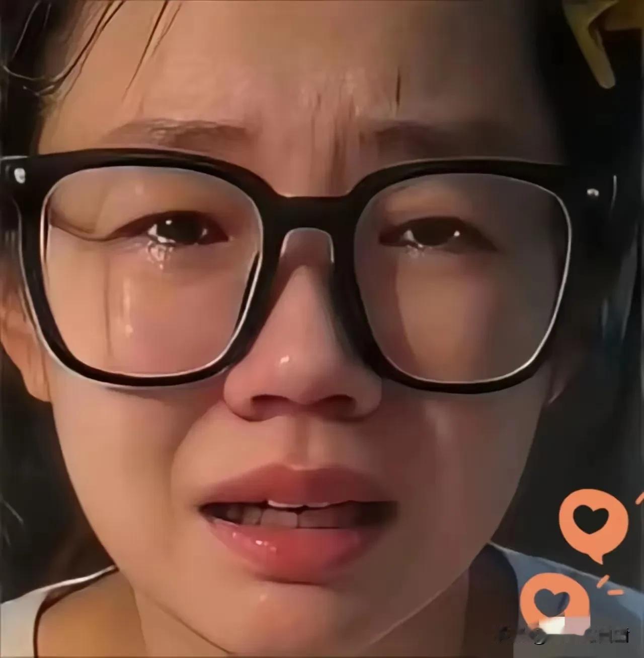 摸臀事件当事人又落泪了。
近日她情绪崩溃，在镜头前当众哭了出来。她坦言，自己至今