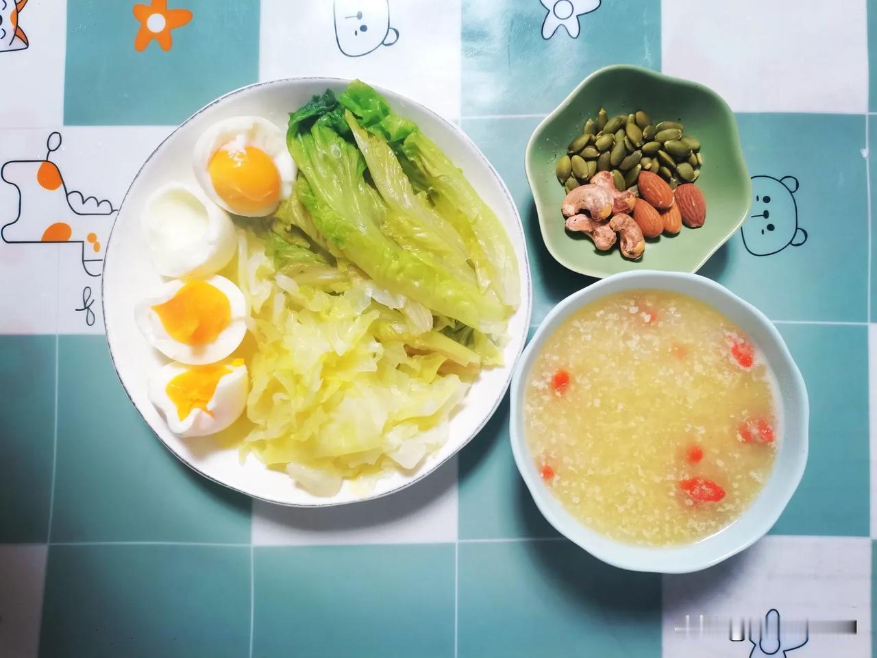 冬日绵绵之中年女性减脂早餐日记
主食：小麦胚芽
蛋白质：鸡蛋
蔬菜坚果：生菜、卷