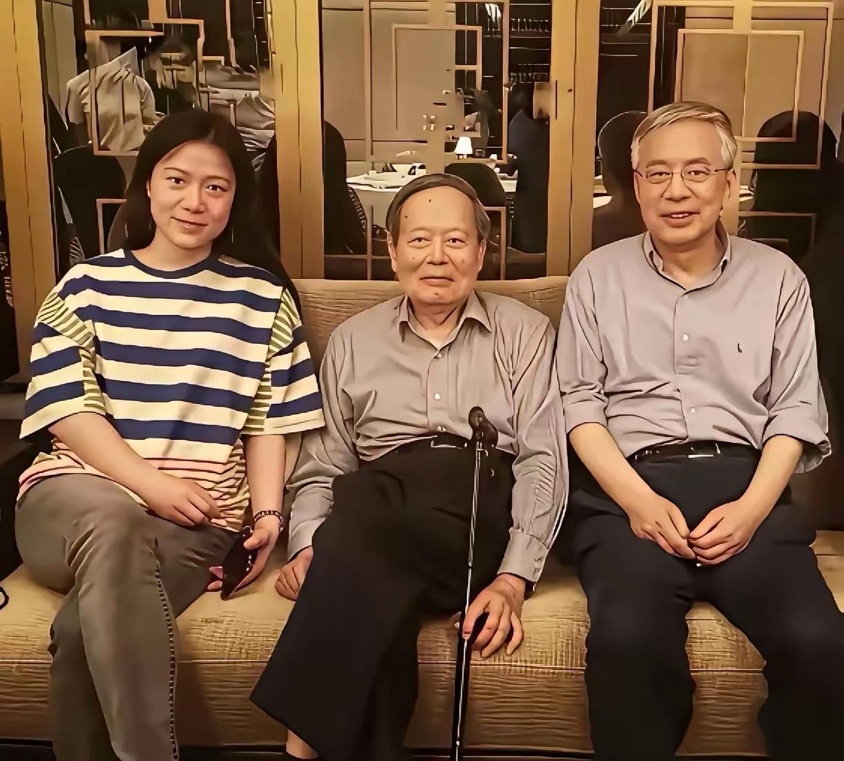翻到张老照片，突然懂了杨家的温情

刚刷到张2017年左右的老照片，杨振宁先生的