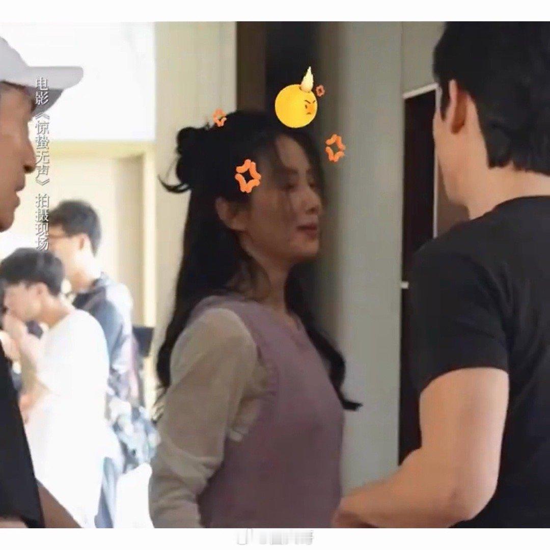 朱一龙对着刘诗诗撒娇好自然 刘诗诗和朱一龙在《惊蛰无声》饰演一对夫妻，有吵架的戏